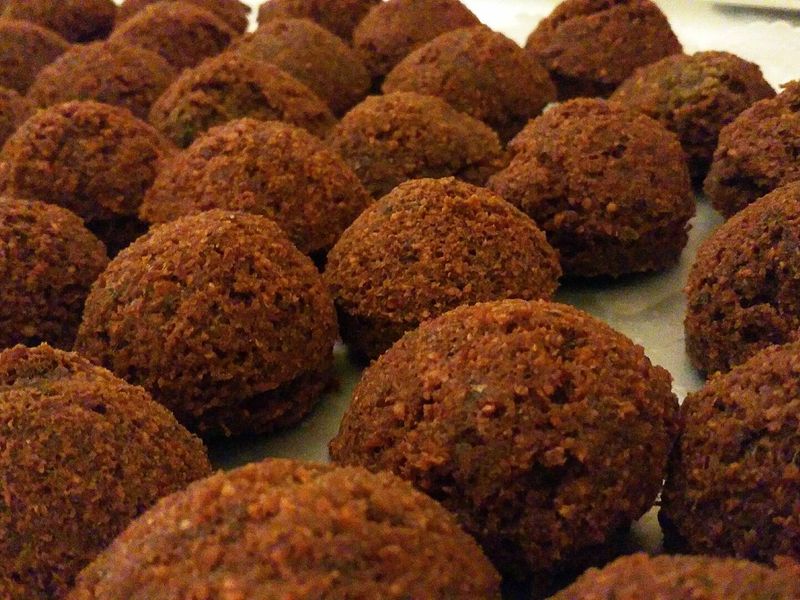 Румяные шарики фалафеля крупным планом
