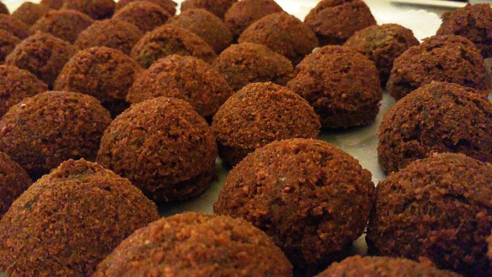 Румяные шарики фалафеля крупным планом