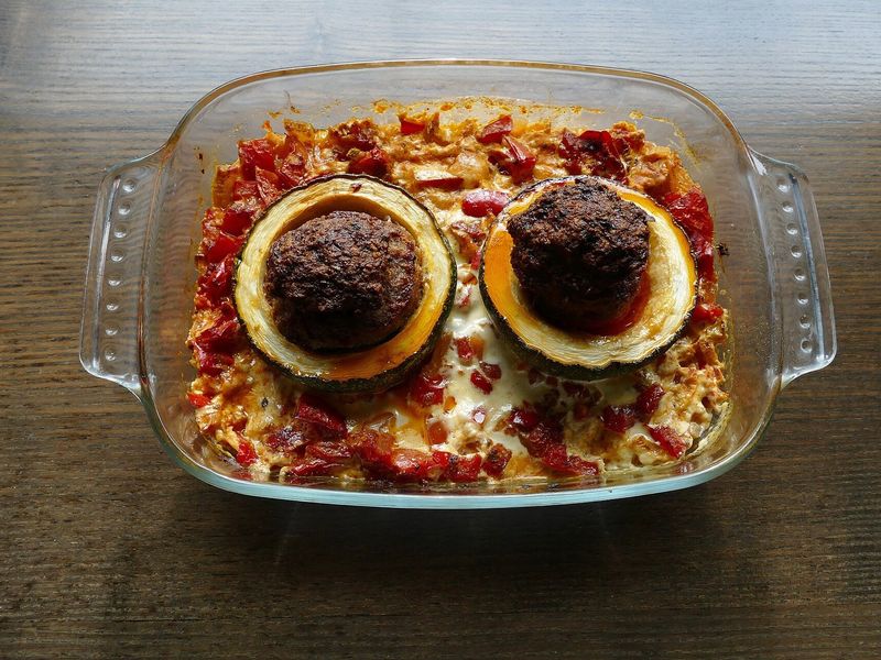 Половинки кабачка с мясной начинкой, запечённые в стеклянной форме с перцем и сыром