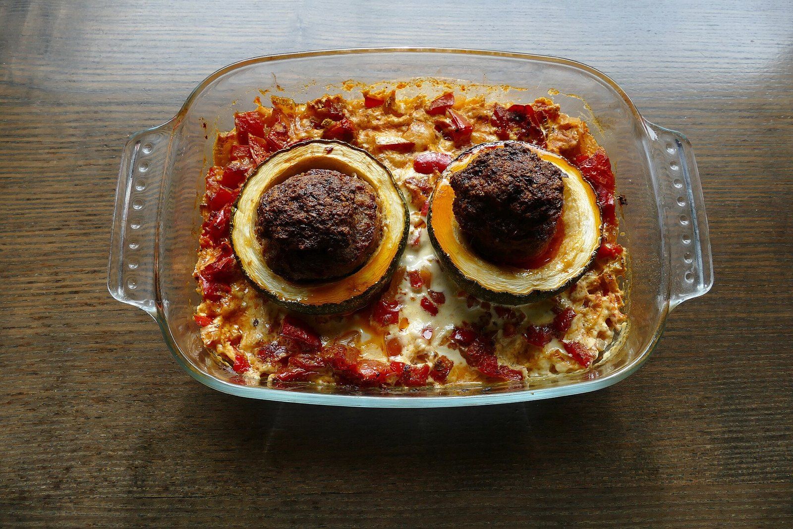 Половинки кабачка с мясной начинкой, запечённые в стеклянной форме с перцем и сыром