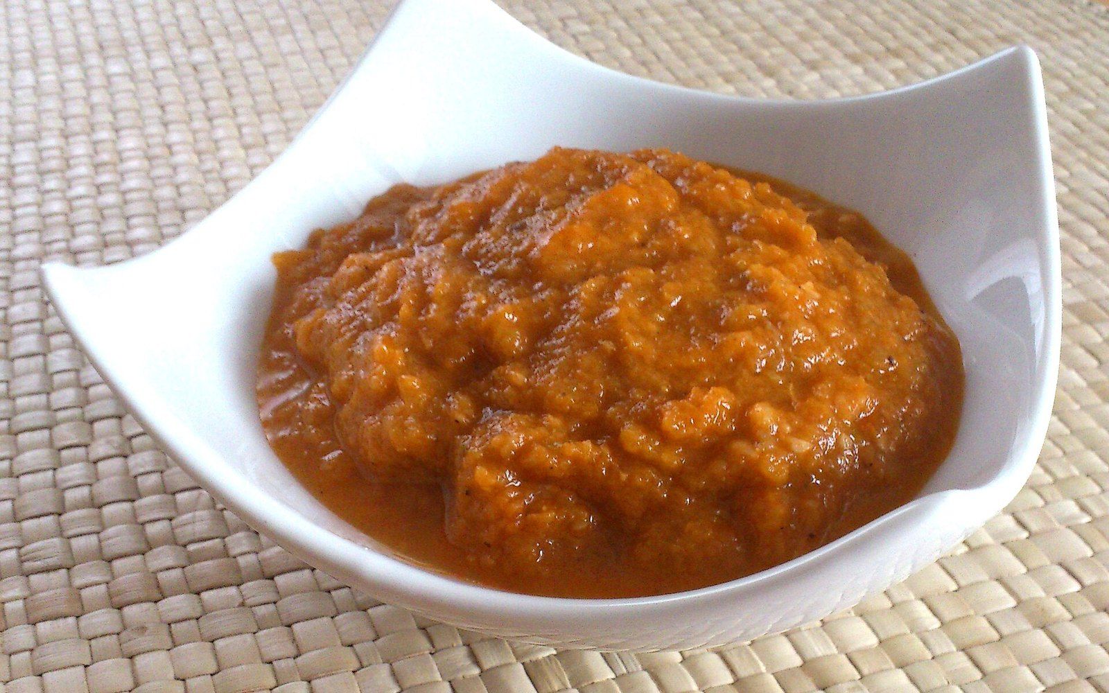 Кабачковая икра в белой фарфоровой пиале
