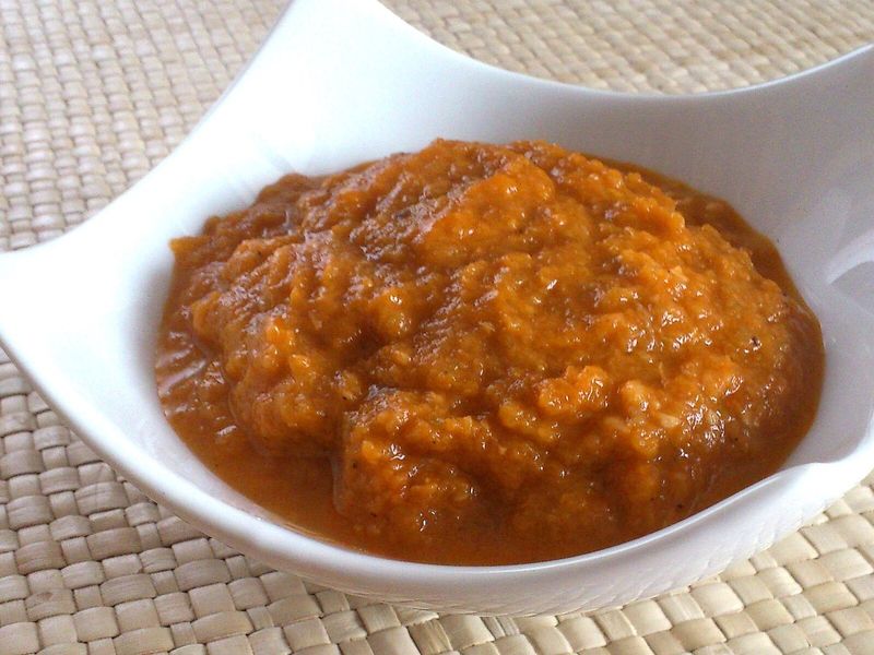 Кабачковая икра в белой фарфоровой пиале