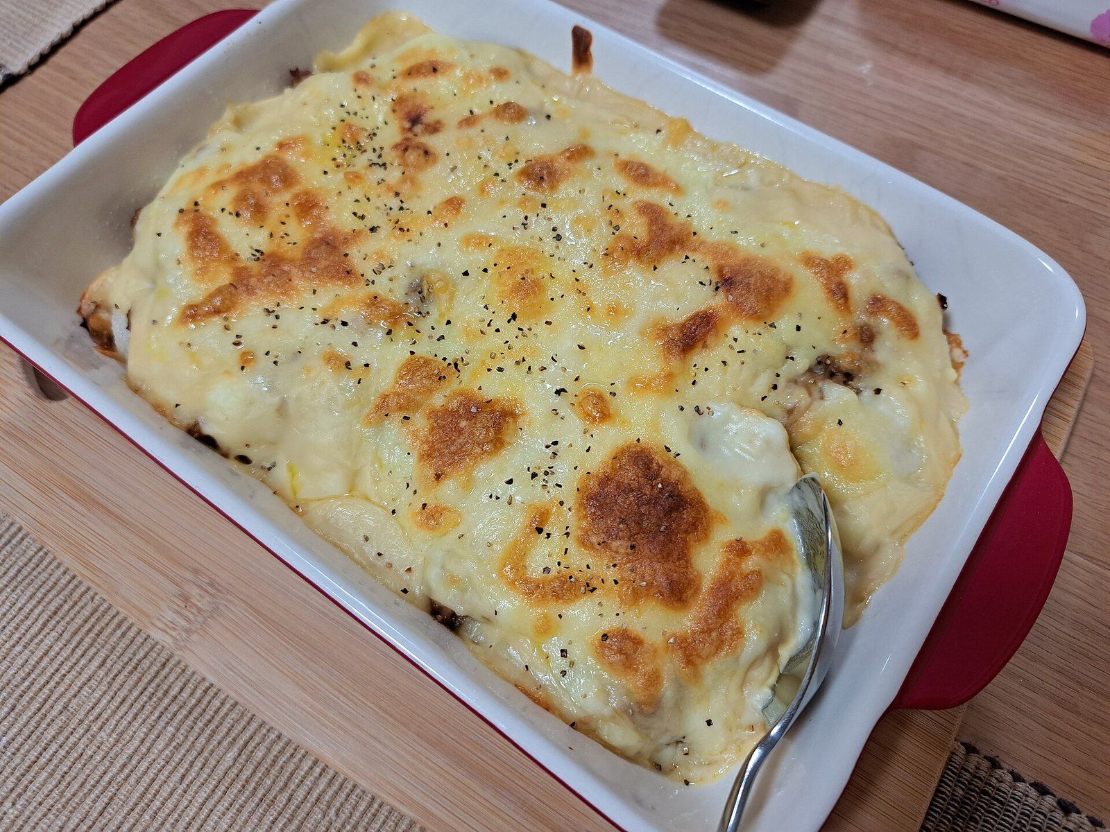 Картофельная запеканка с золотистой корочкой в белой форме