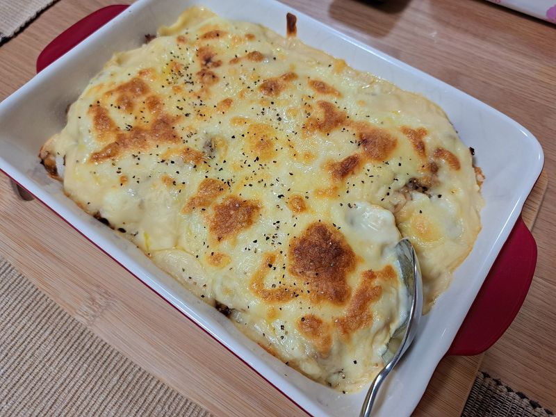 Картофельная запеканка с золотистой корочкой в белой форме