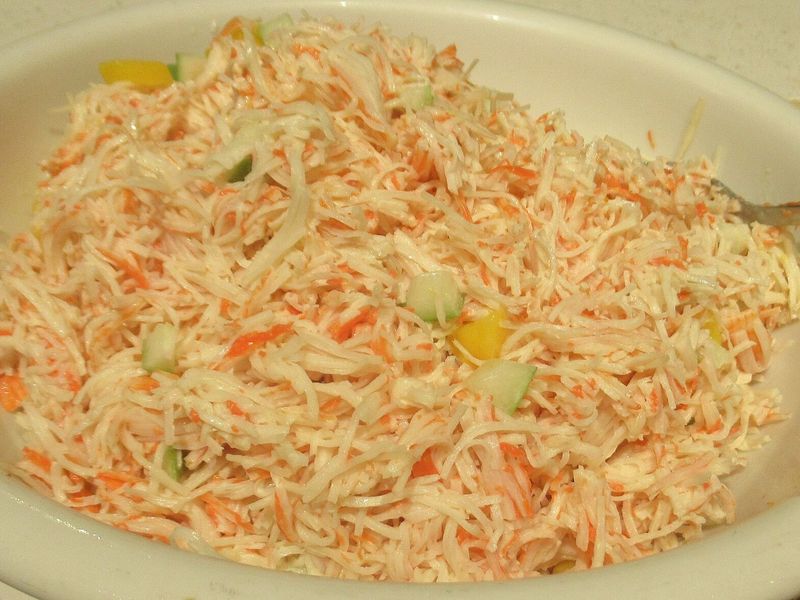 Салат из крабовых палочек в миске