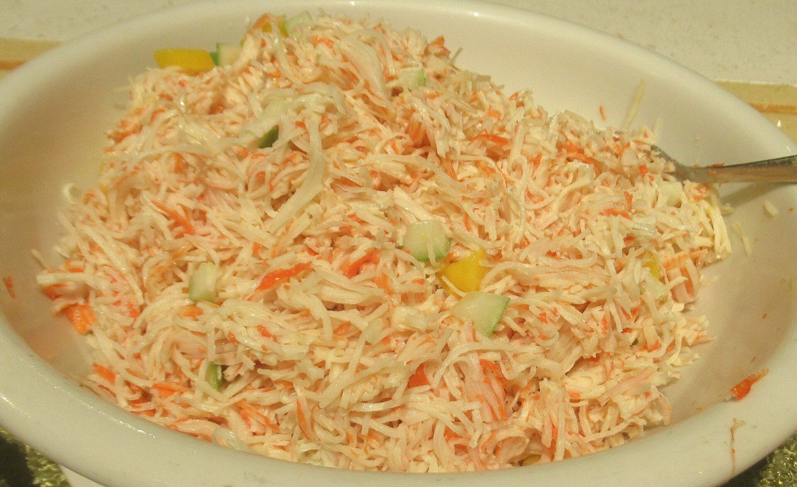 Салат из крабовых палочек в миске