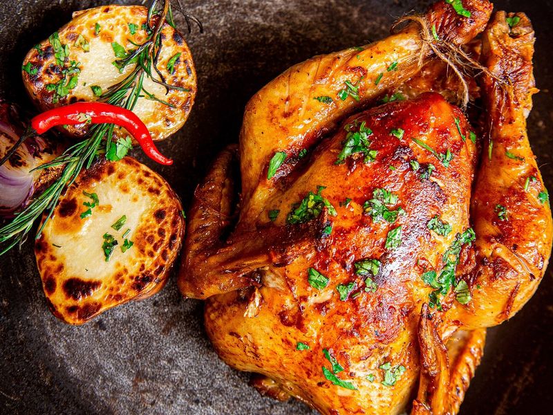 Запечённая целиком курица с картофелем и розмарином