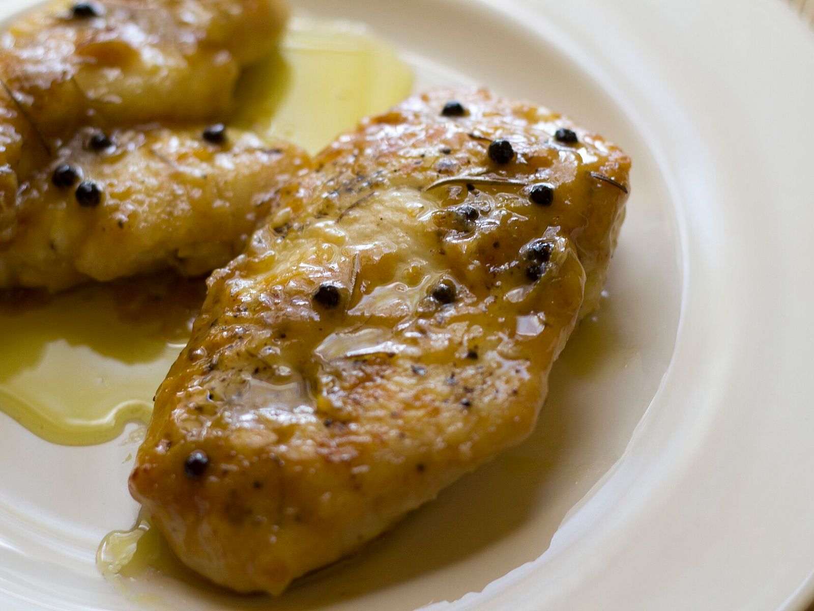 Куриная грудка с лимонным соусом и чёрным перцем