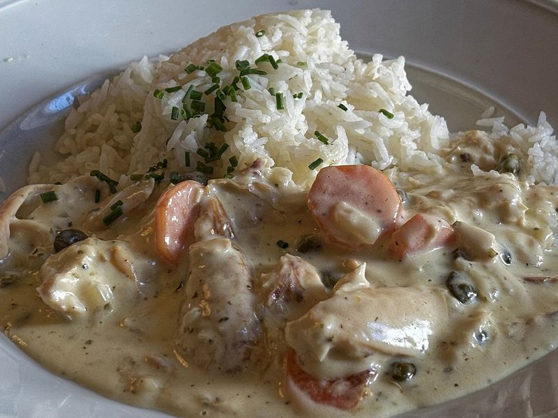Кусочки курицы в сливочном соусе с морковью и рисом
