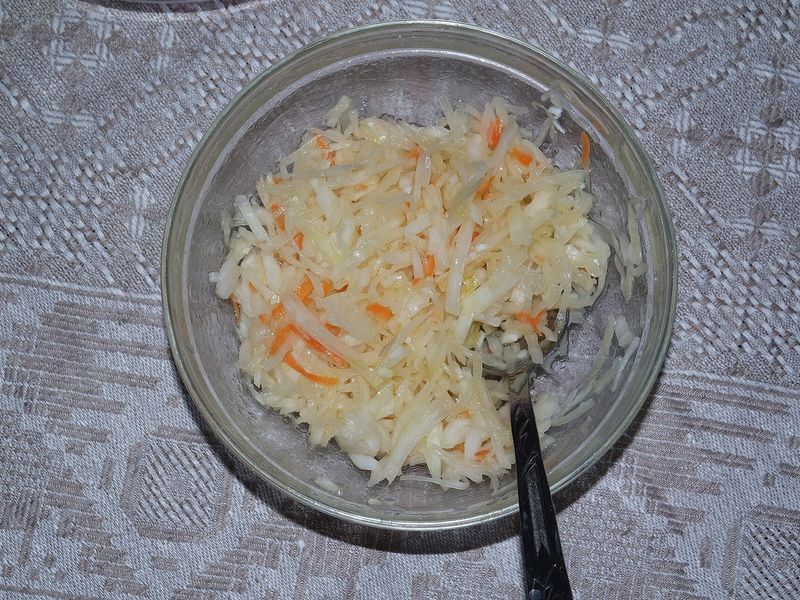 Квашеная капуста с морковью в стеклянной миске