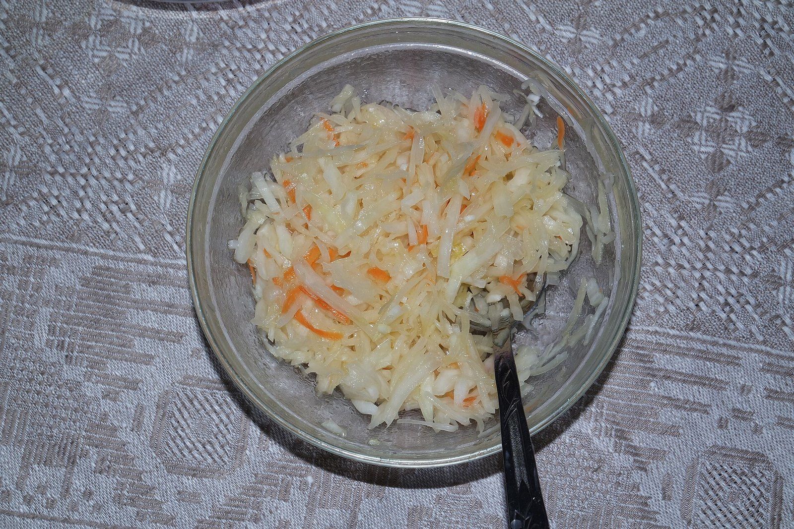 Квашеная капуста с морковью в стеклянной миске