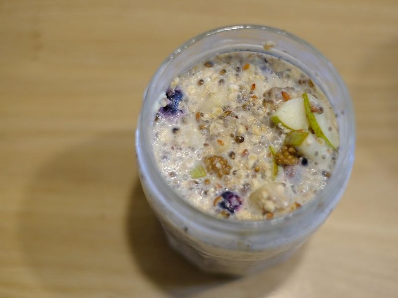 Ленивая овсянка с семенами чиа, черникой и кусочками груши в стеклянной банке