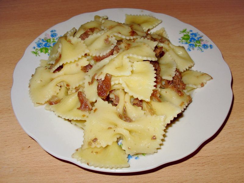 Макароны-бабочки с фаршем на тарелке
