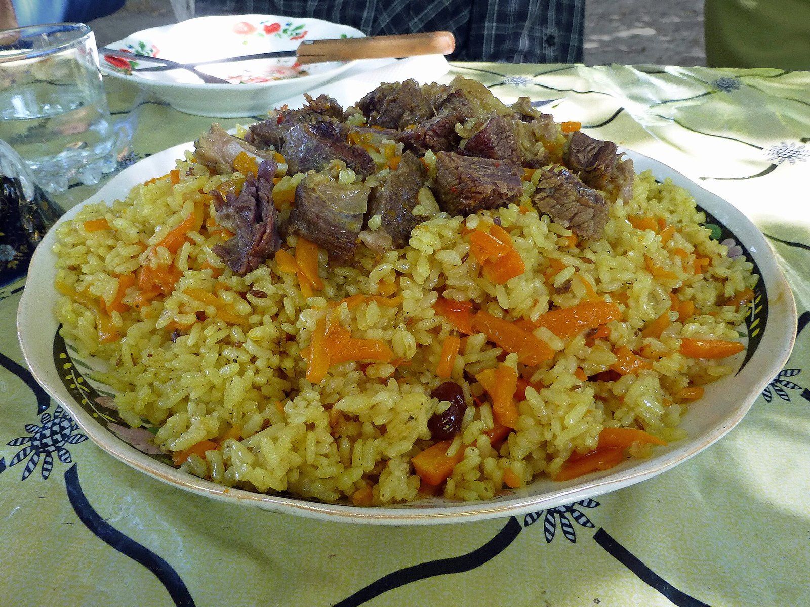 Плов с мясом и морковью на большом блюде