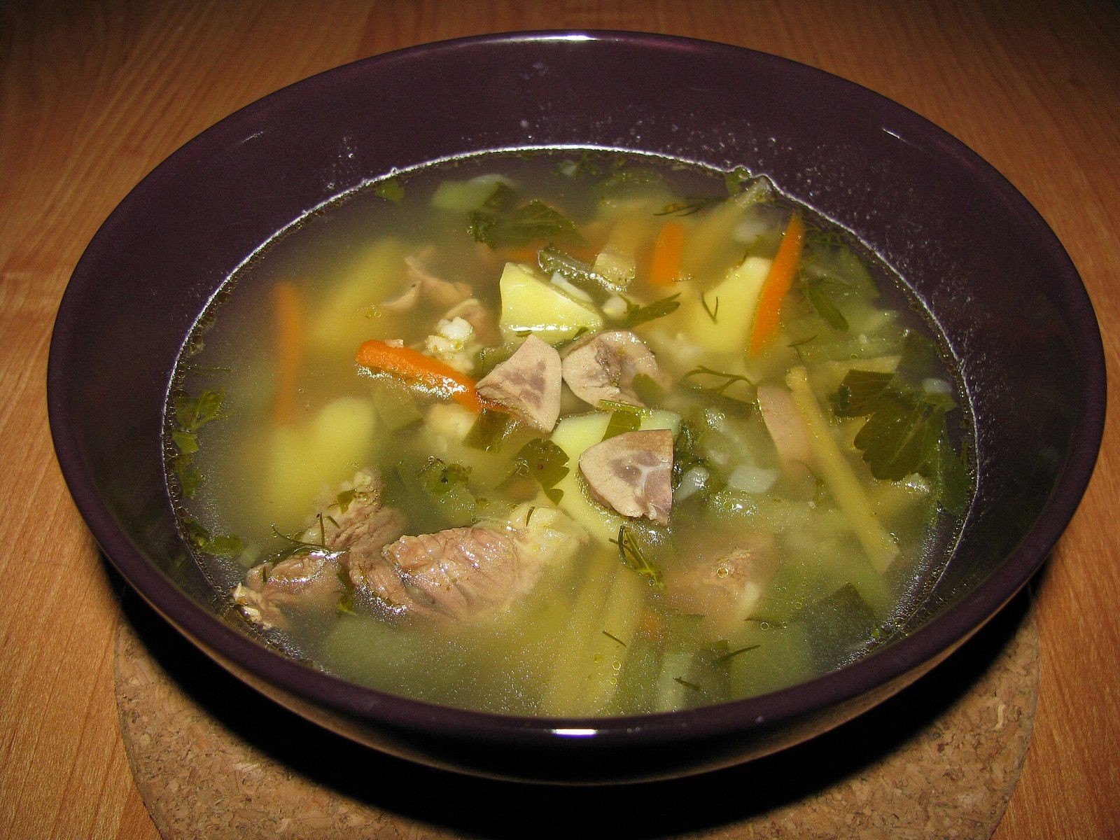 Рассольник с мясом и картофелем в тёмной тарелке