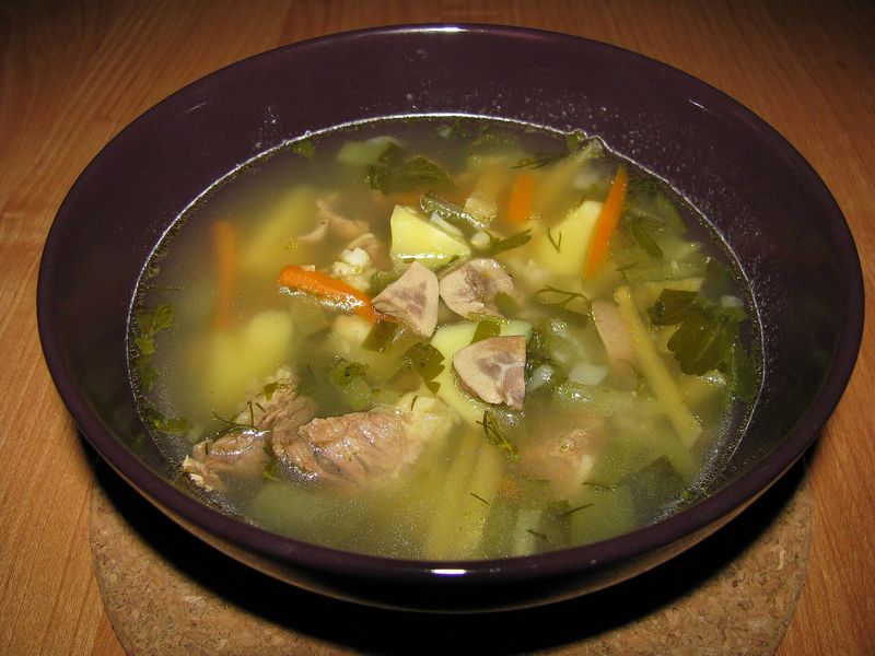 Рассольник с мясом и картофелем в тёмной тарелке