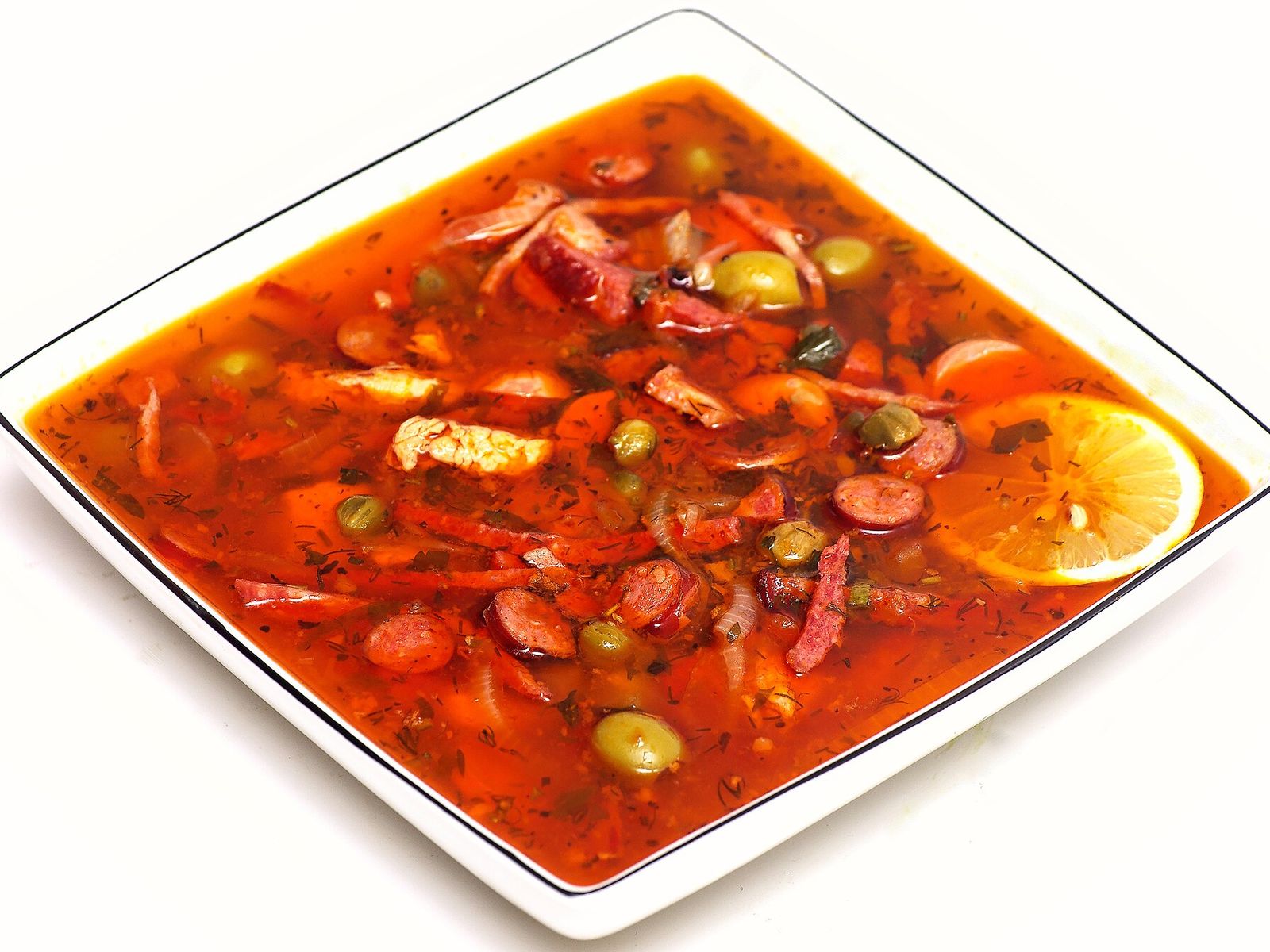 Солянка мясная с маслинами и лимоном