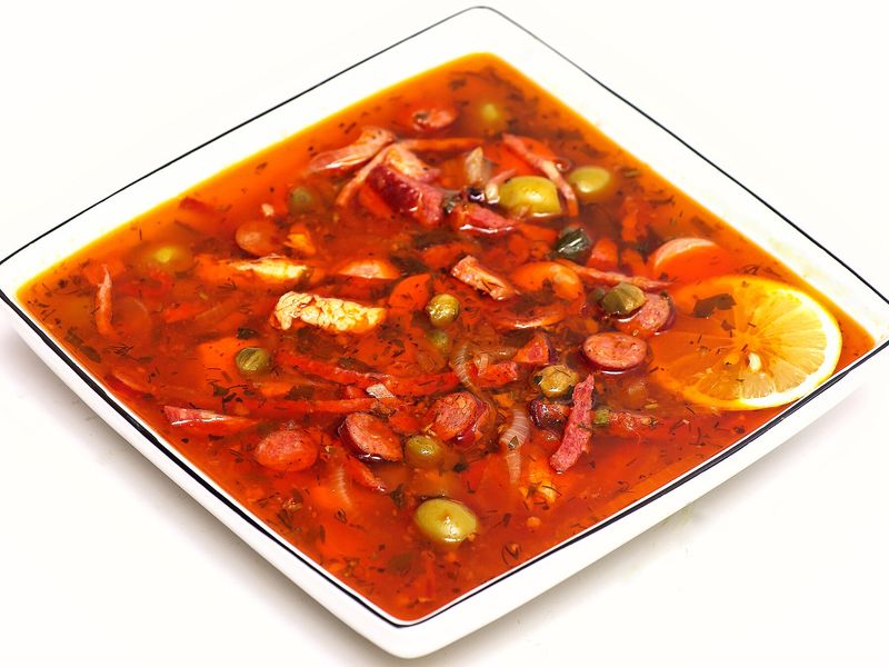 Солянка мясная с маслинами и лимоном