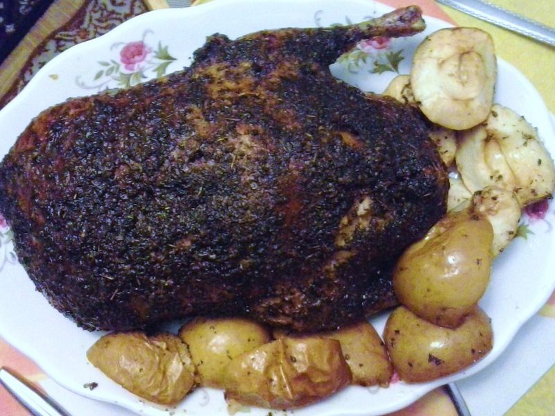 Утка, запечённая целиком в корочке из майорана, с печёными яблоками на блюде