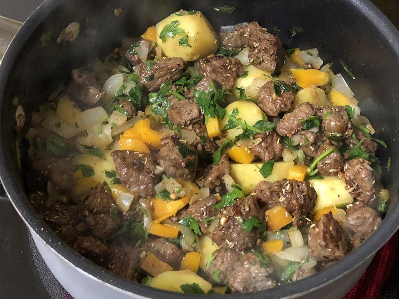 Жаркое с мясом и картошкой в кастрюле