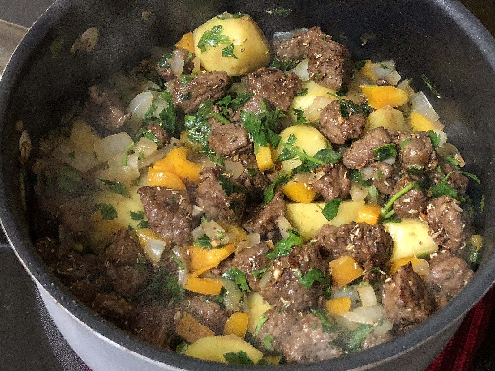 Жаркое с мясом и картошкой в кастрюле